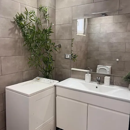 Gjiri Lalezit Swimming Pool * Lalez